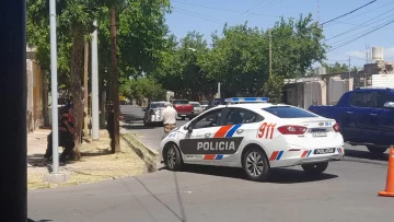 Un patrullero y un auto chocaron en una intersección capitalina