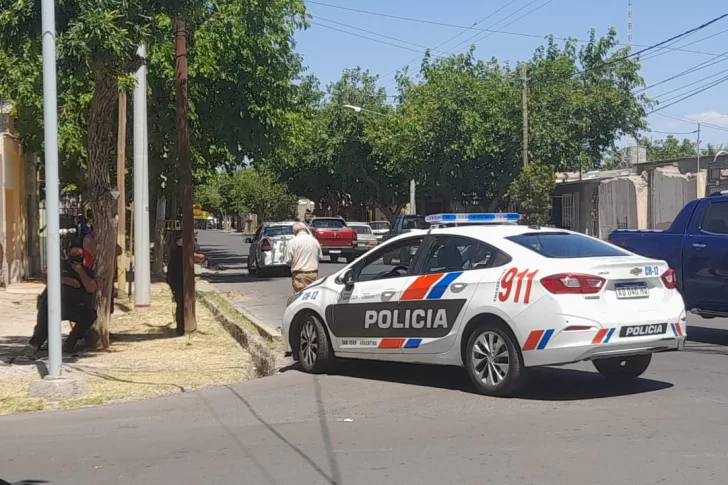 Un patrullero y un auto chocaron en una intersección capitalina