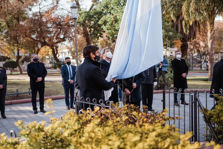 Uñac izó la Bandera para conmemorar los 205 años de la Independencia