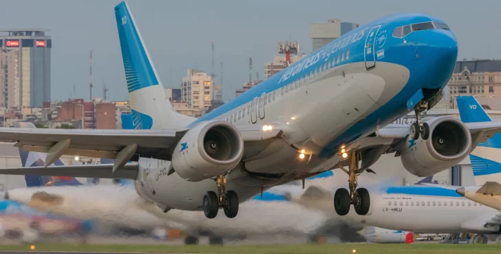 Un avión de Aerolíneas Argentinas realizó su primer vuelo con combustible sostenible