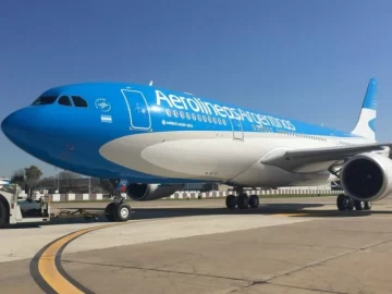 Aerolíneas suspenderá a casi 8.000 empleados por dos meses y recortará salarios