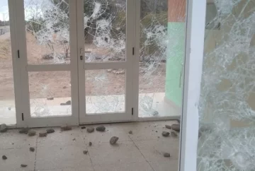 Apedrearon y destrozaron una oficina en Valle Fértil