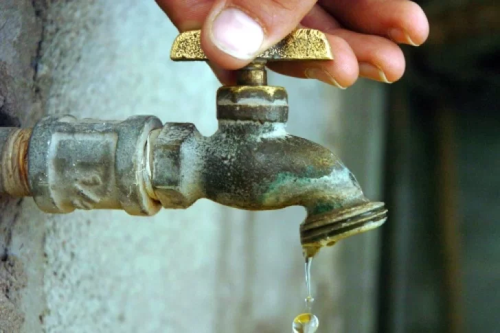 Vecinos de Pedernal, preocupados por la escasez y cortes sorpresivos de agua