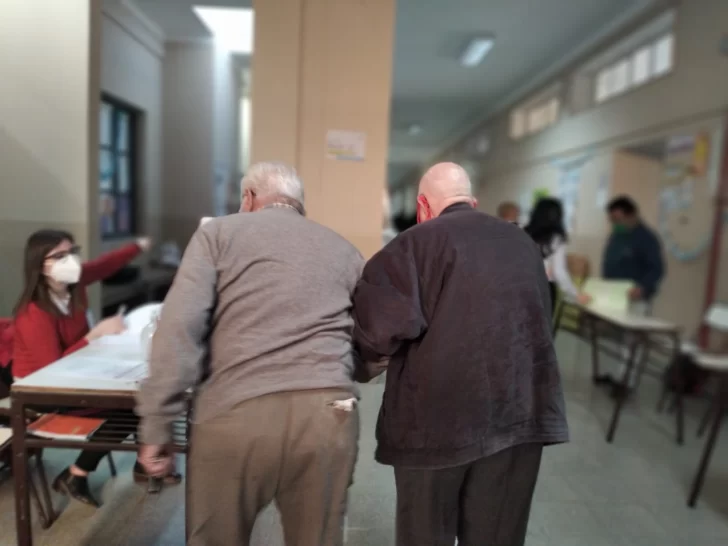 Dos abuelos que dejaron una tierna postal y la mujer que, antes de ir a un velorio, fue a votar