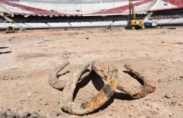 River: encuentran tres piezas históricas durante las excavaciones en el terreno de juego