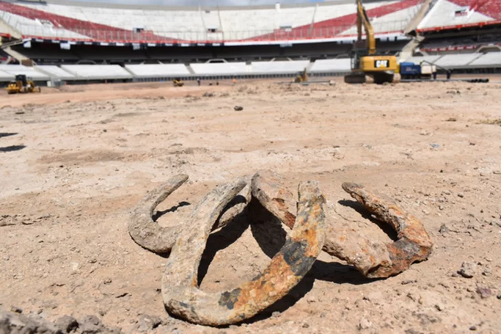 River: encuentran tres piezas históricas durante las excavaciones en el terreno de juego
