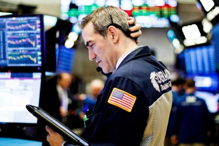 El riesgo país superó los 2100 puntos y las acciones argentinas cayeron 6% en Wall Street