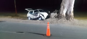 Un hombre de 32 años, grave al chocar contra un árbol en su auto