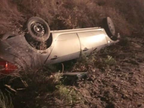 Perdió el control de su auto, chocó contra un árbol y cayó a un zanjón