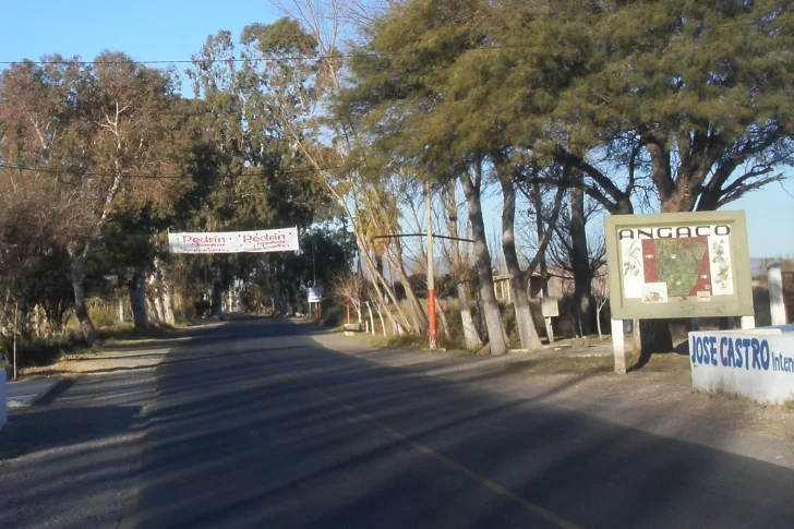 Perdió el control de su auto, chocó contra un árbol y sufrió múltiples golpes