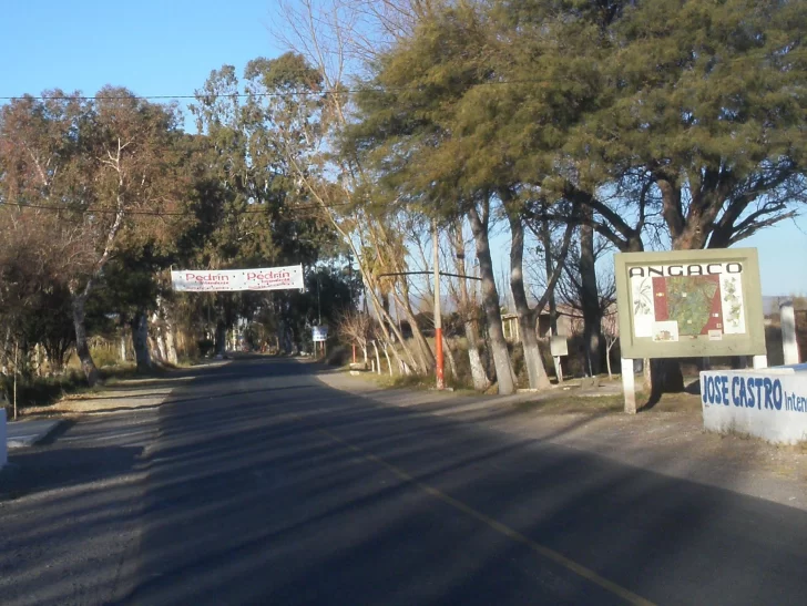 Perdió el control de su auto, chocó contra un árbol y sufrió múltiples golpes