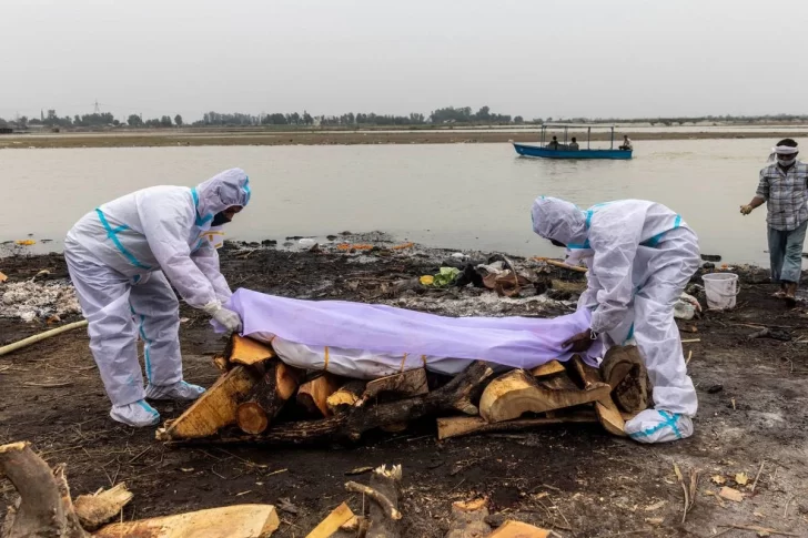 Covid-19 en India: aparecieron decenas de cadáveres flotando en el río Ganges