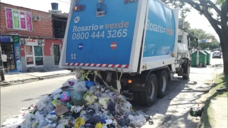 Dormía en un contendedor de basura y casi muere compactado