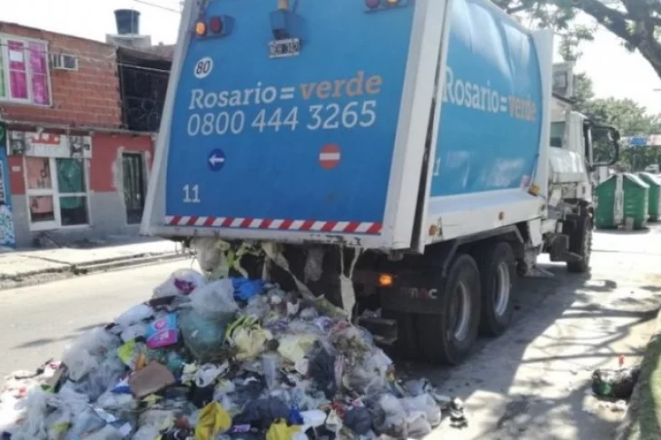 Dormía en un contendedor de basura y casi muere compactado