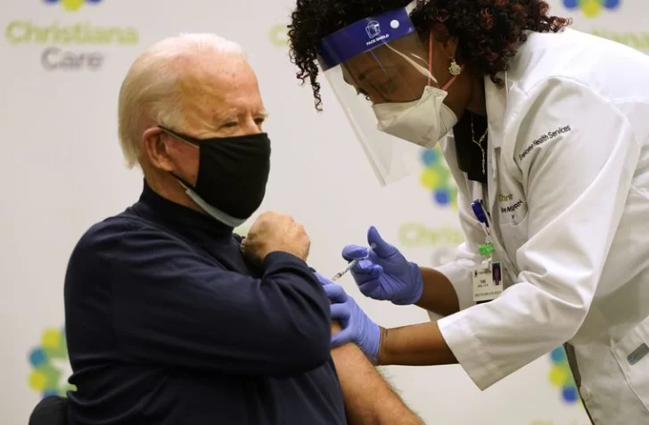 Joe Biden recibió la vacuna contra el coronavirus de Pfizer