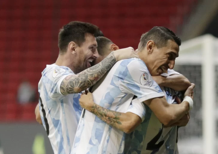 Argentina, sin brillo, venció 1-0 a Paraguay y se aseguró clasificar a la siguiente fase