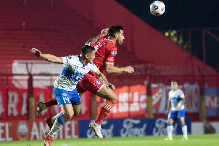 Argentinos se quedó muy rápido con 10 jugadores y dejó su invicto ante la “U” Católica