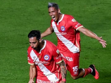 Argentinos debutó ganándole 2 a 0 a Nacional