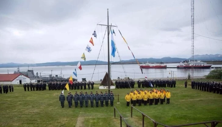 Denunció a un superior de la Armada, pero la “culpan” a ella por tener pechos grandes