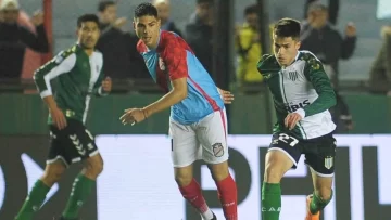 Con un polémico penal, Arsenal venció a Banfield