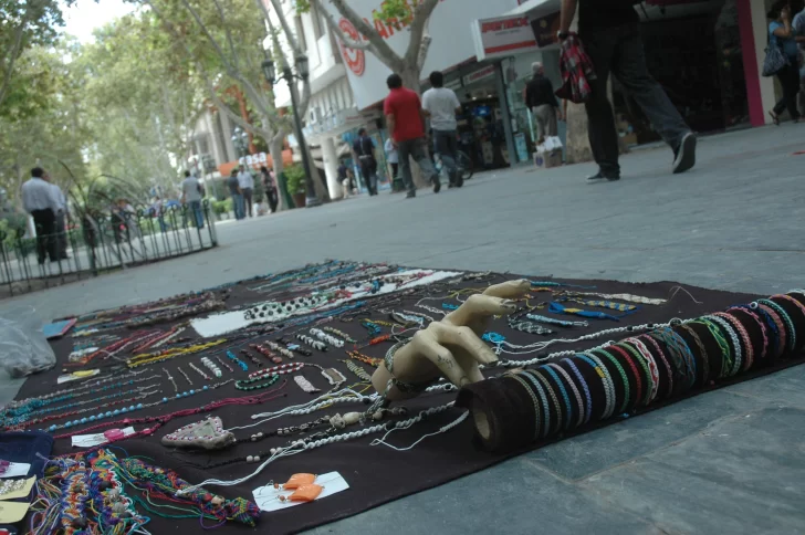 Los artesanos locales quieren volver a la peatonal de Capital