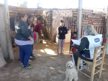 En las puertas y ansiosos, así esperaron a los censistas en un asentamiento de Rivadavia