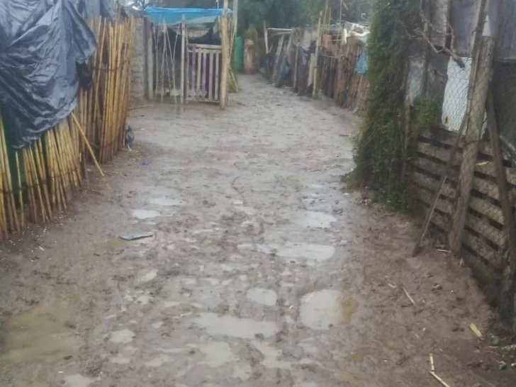 Durante la persistente lluvia, asisten a varios asentamientos por filtraciones en las viviendas