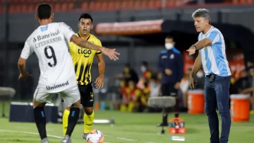 El técnico brasilero de Gremio salió a dirigir a su equipo con la camiseta de Maradona