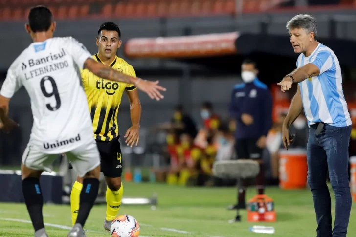 El técnico brasilero de Gremio salió a dirigir a su equipo con la camiseta de Maradona