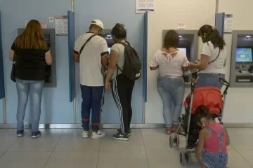 Una “familia tipo” puede embolsar en planes sociales $56.700