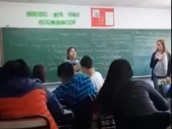 [VIDEO] Una madre entró al aula y golpeó al supuesto acosador de su hijo en plena clase