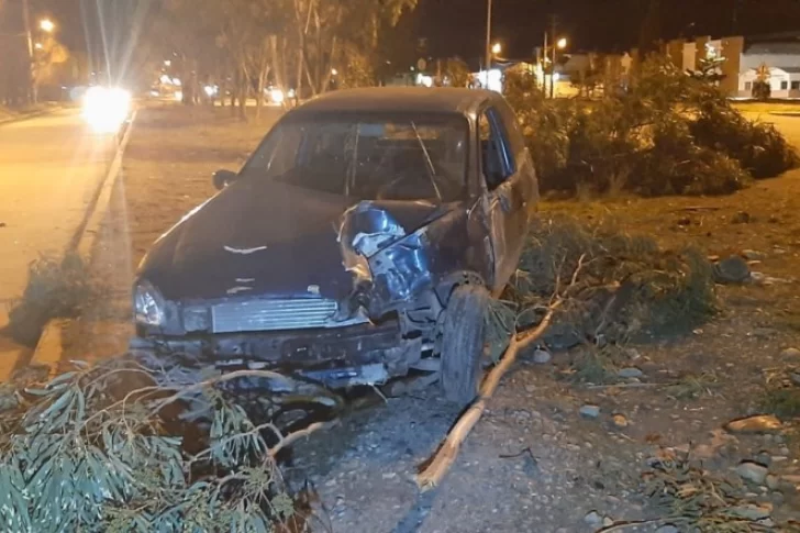 Un conductor hizo casi una cuadra sobre cemento fresco y el auto quedó atrapado