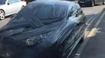 Cansado que estacionen en su puerta, le envolvió el auto en plástico como venganza