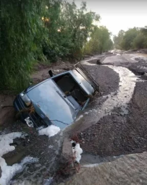 En Ullum la crecida se “tragó” hasta un auto