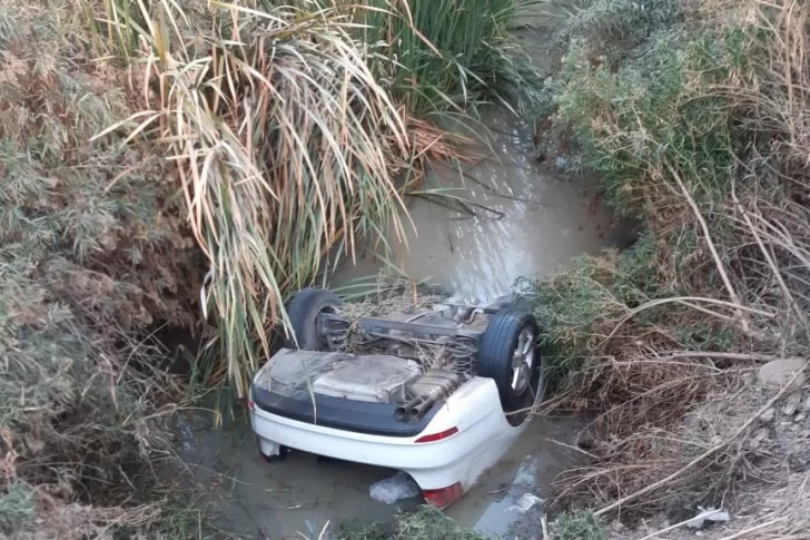 La autopsia confirmó que la pareja murió ahogada, atrapada en el auto que cayó al desagüe