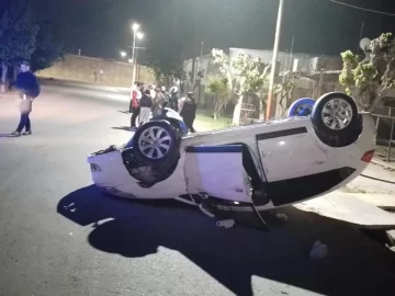 Perdió el control por un badén y volcó en el interior de un barrio