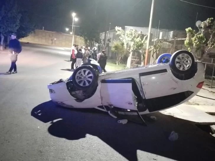 Perdió el control por un badén y volcó en el interior de un barrio