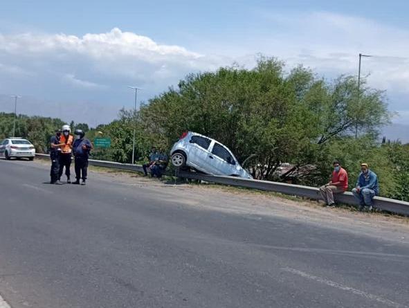 Un hombre perdió el control de su auto, que quedó montado sobre el guardrail