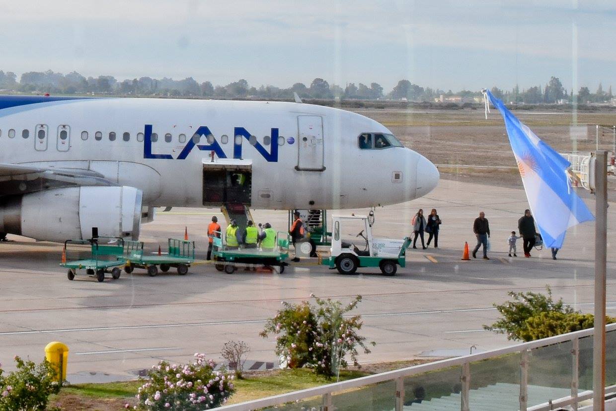 Indonesia: buscan un avión que perdió 3.000 metros de altura y luego desapareció del radar