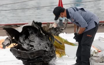 Recuperan una caja negra del Boeing que se estrelló en Indonesia