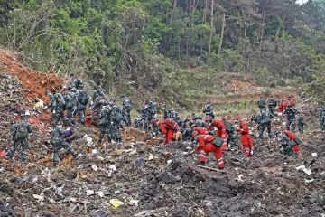 Encontraron una de las cajas negras del avión que se estrelló en China con 132 pasajeros