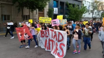 Mató al abusador de su hija y lo liberaron por “emoción violenta”