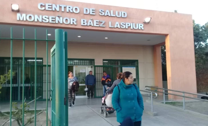 Un bebé jugaba mientras su mamá lavaba la ropa, cayó a un tacho con agua y murió