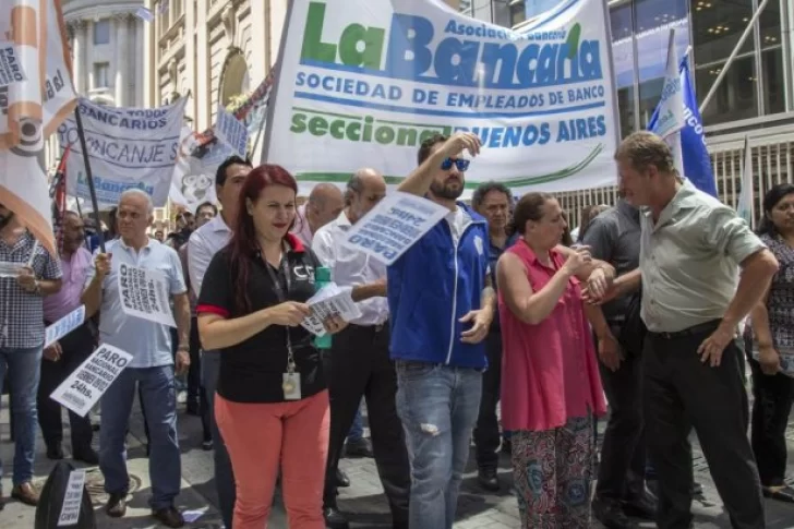 Los bancarios celebrarán su día recibiendo un bono extra de 100.000 pesos