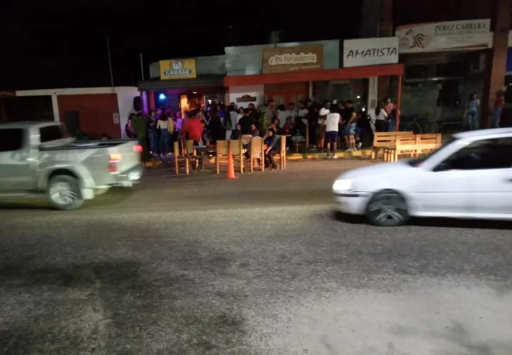 Más de 65 personas rompieron el distanciamiento en un conocido bar que terminó clausurado