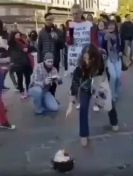 Video anticuarentena: quemaron barbijos a metros del Obelisco