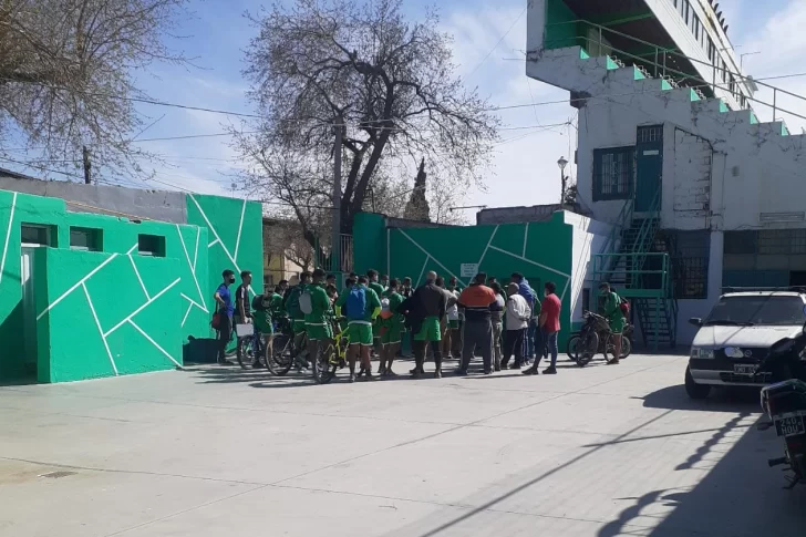 Clima caliente en Sportivo: los barras y los jugadores, cara a cara, luego de la amenaza