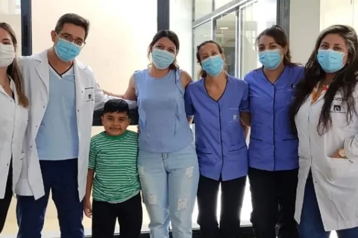 Bastian, el niño de 5 años que superó una cirugía con su corazón “frenado” 40 minutos