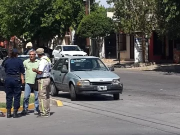 Dos autos chocaron en una esquina con semáforos