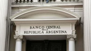 Por el déficit, el BCRA imprime pesos para comprar bonos y ya emitió casi $1 billón